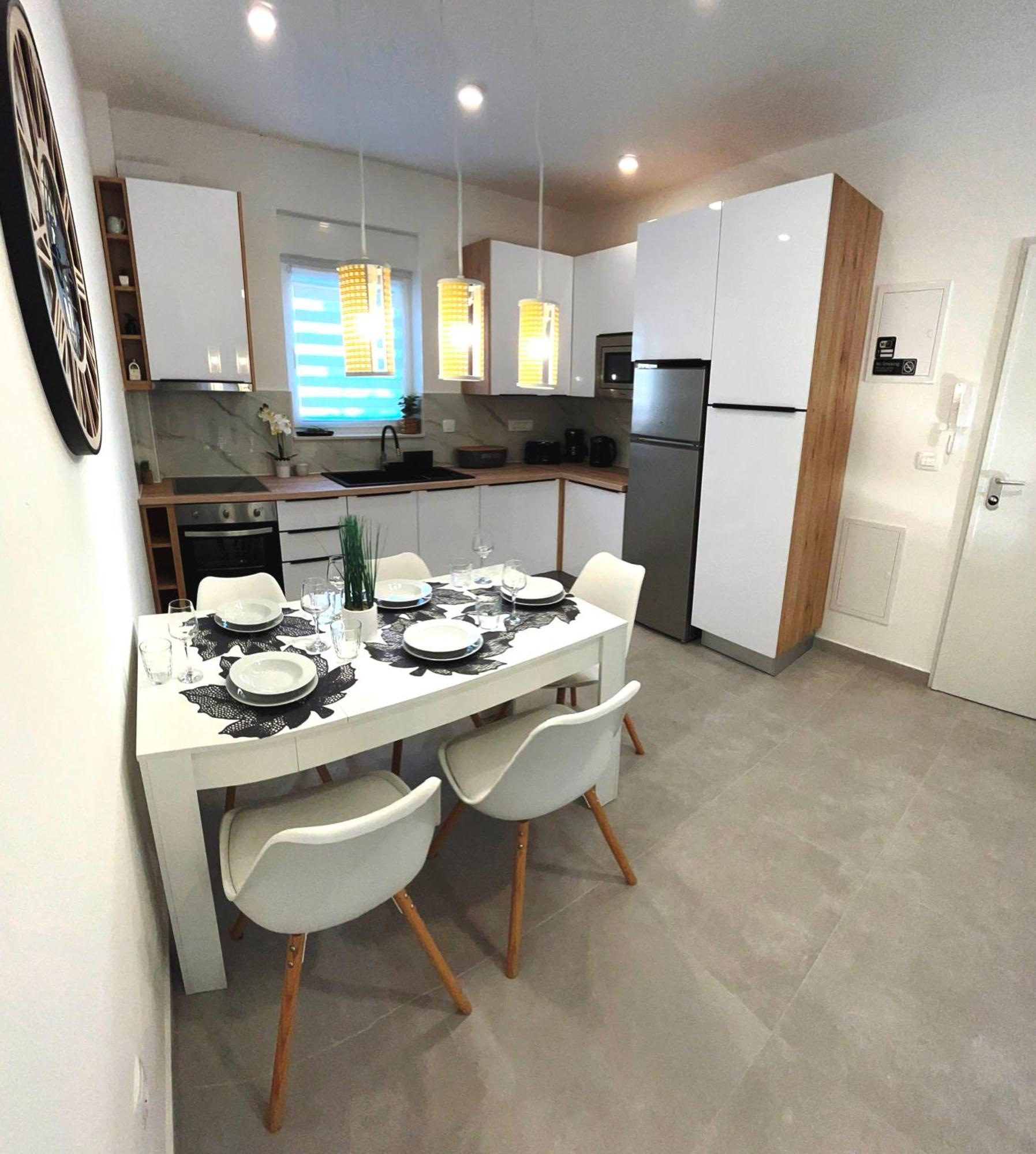 Apartments Town 2 โตรกีร์ ภายนอก รูปภาพ
